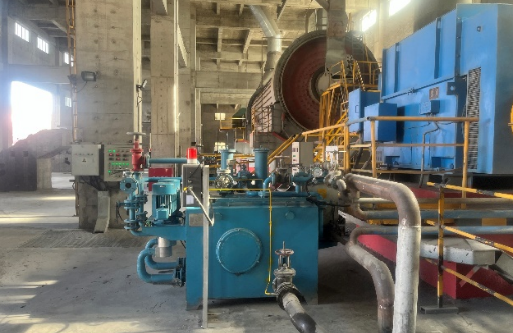 新疆中材水泥磨輥壓機減速機應用案例:智能在線油液監測系統助力設備穩定高效運行 圖1